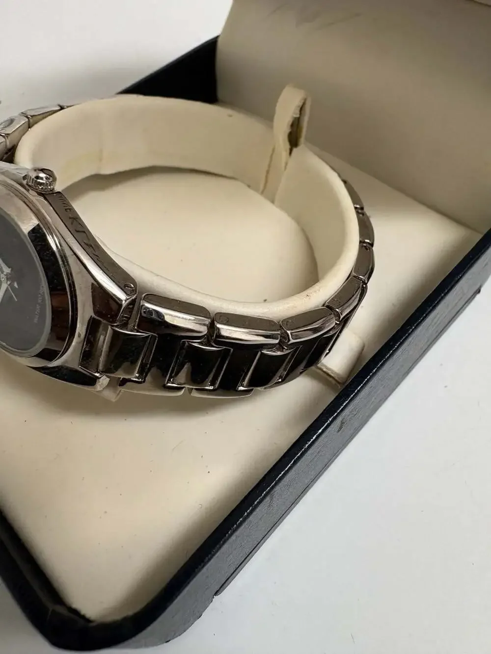 Vintage Anne Klein II Women’s Quartz Wristwatch with original presentation box.